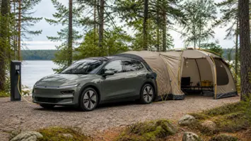 Elbil med bakluketelt og ladekabel ved en campingplass