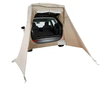 VAUDE Drive Trunk bakluketelt festet rundt den åpne bakluken på en SUV