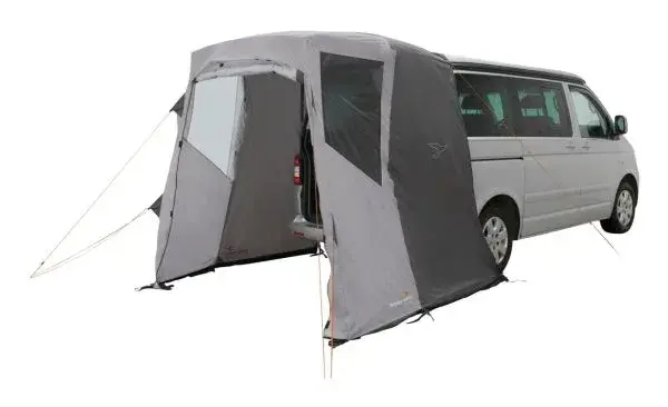 Easy Camp Krossbu bakluketelt montert bak en varebil